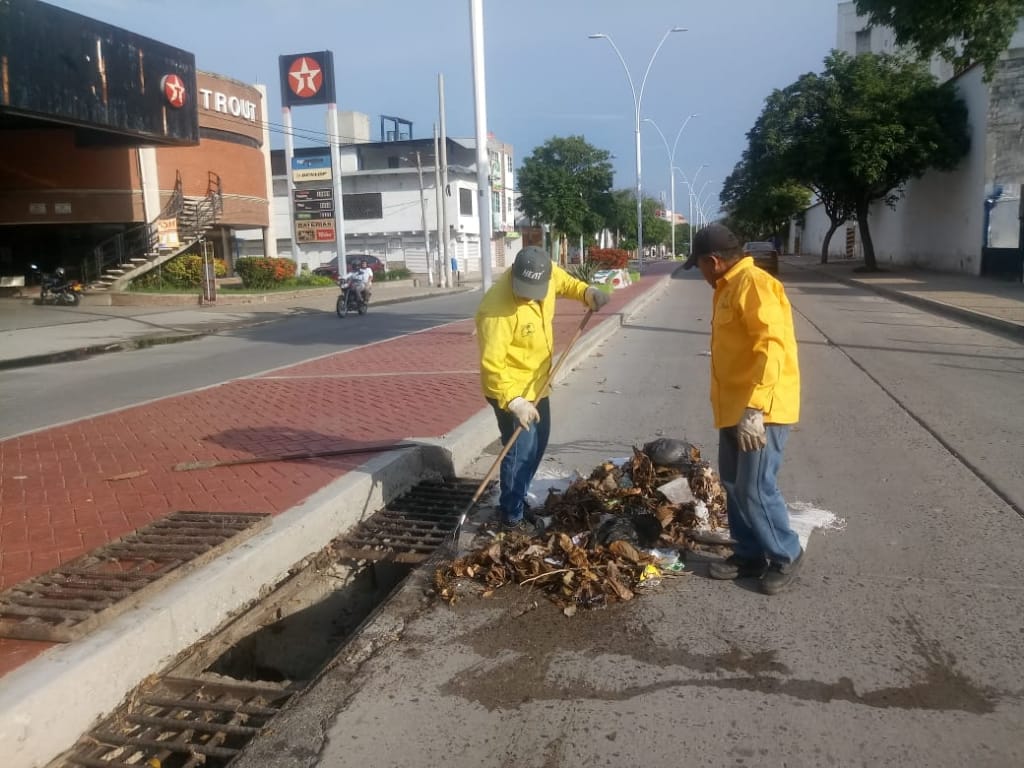 Essmar interviene la Avenida del Ferrocarril con limpieza de rejillas Essmar interviene la Avenida del Ferrocarril con limpieza de rejillas