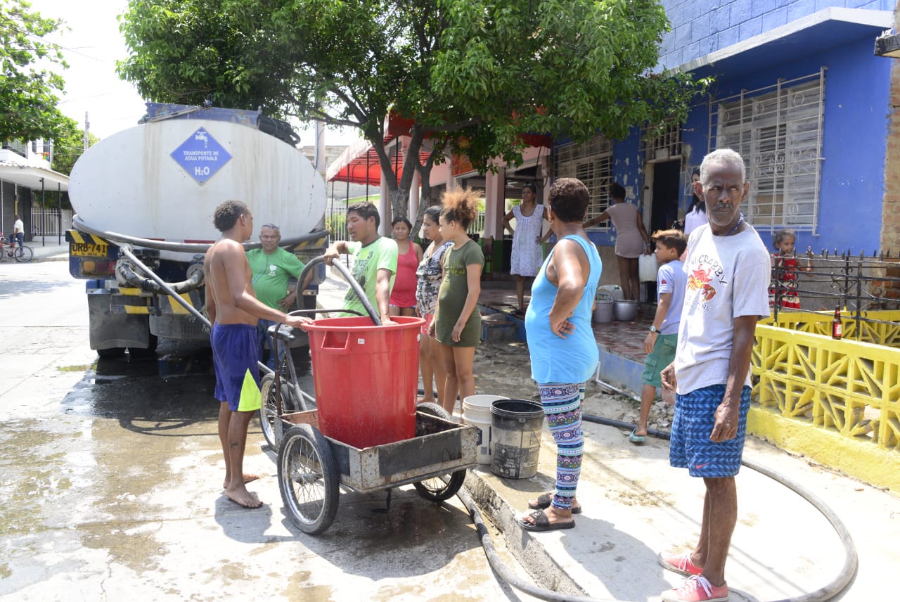 En su primer día de operación, Essmar llevó 984 mil litros de agua a 50 barrios de Santa Marta En su primer día de operación, Essmar llevó 984 mil litros de agua a 50 barrios de Santa Marta
