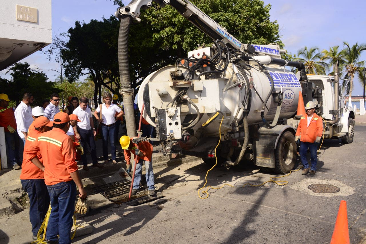 Essmar realiza mantenimiento a rejillas pluviales en el Centro Histórico