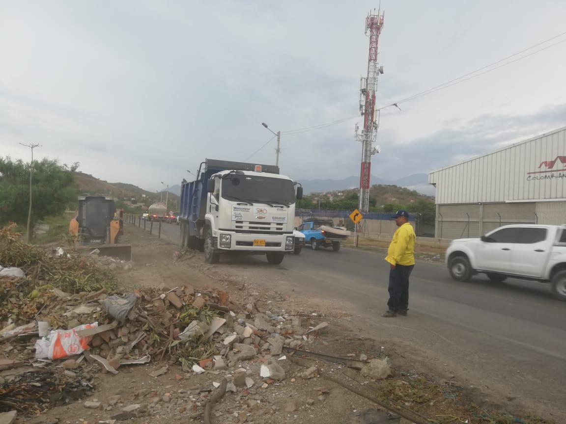 Essmar retiró 60 toneladas de escombros en la vía Alterna Essmar retiró 60 toneladas de escombros en la vía Alterna