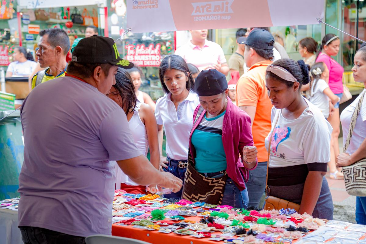 Alcaldía impulsa a comerciantes de la carrera 5ta con Feria de emprendimientos