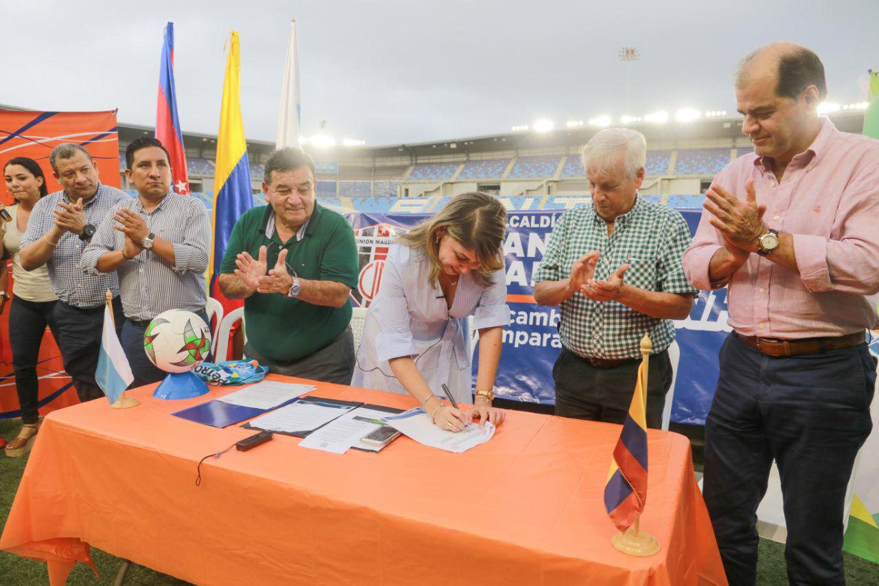 ”Esta firma era un compromiso con la hinchada,  el Unión y el deporte samario": Alcaldesa Johnson