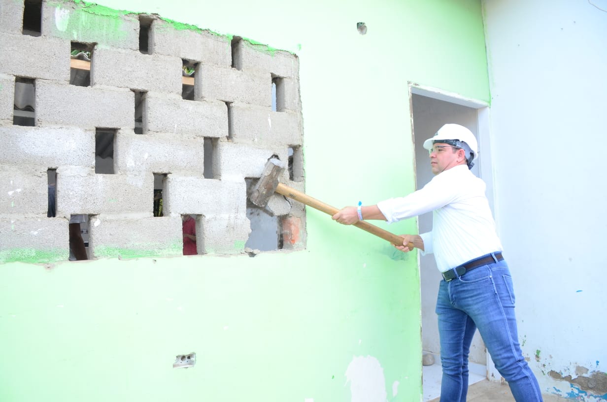 Alcalde Martínez lideró la demolición de una nueva "olla" de microtráfico