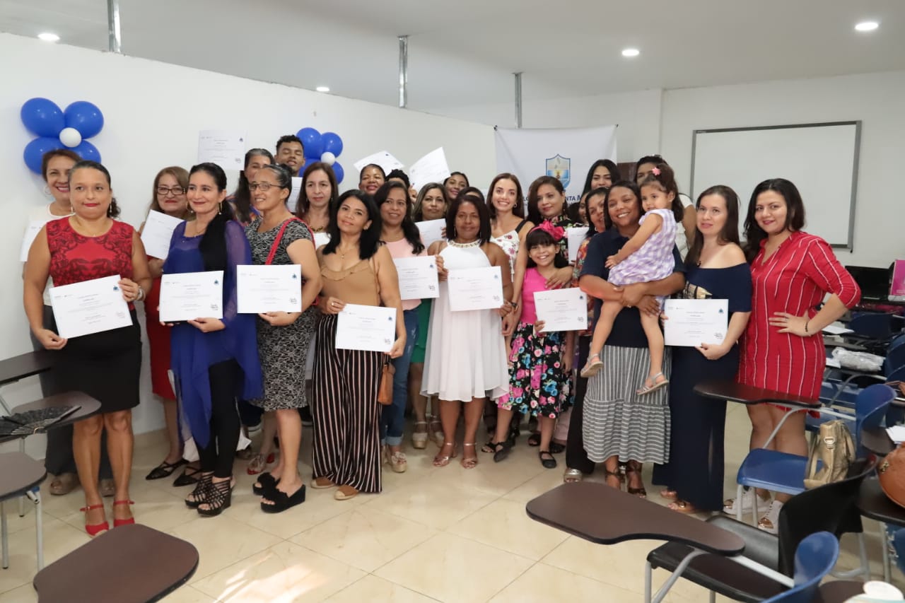 80 mujeres samarias reciben certificación en competencias básicas para el uso de las TIC