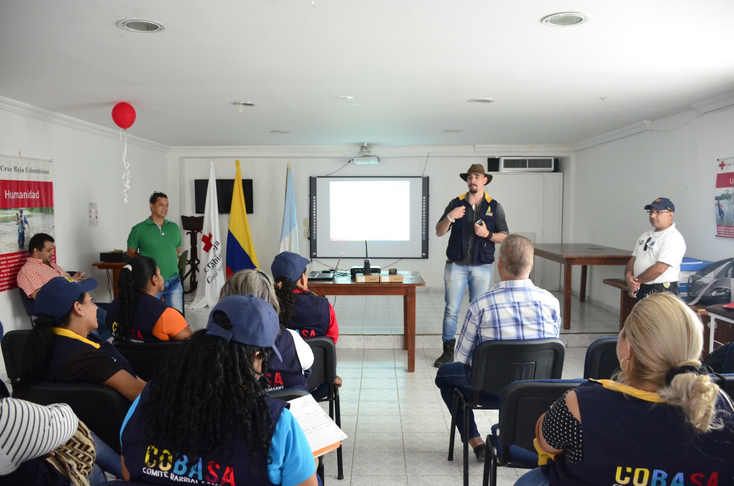 Ogricc hace recorrido de prevención en 8 de Diciembre y capacita a Cobasas en comunicaciones