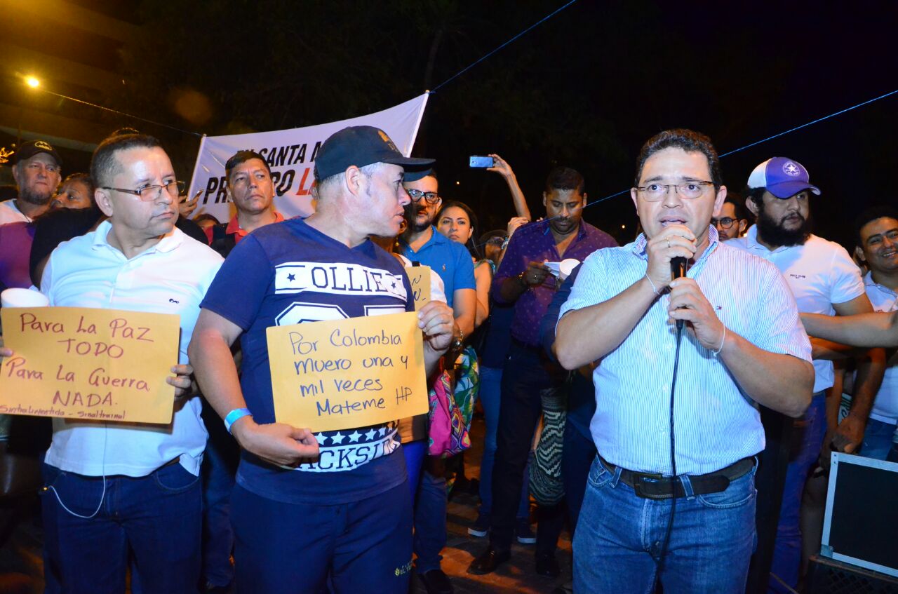 Alcalde y autoridades encienden la ‘luz de la vida’ en rechazo a crímenes contra líderes sociales