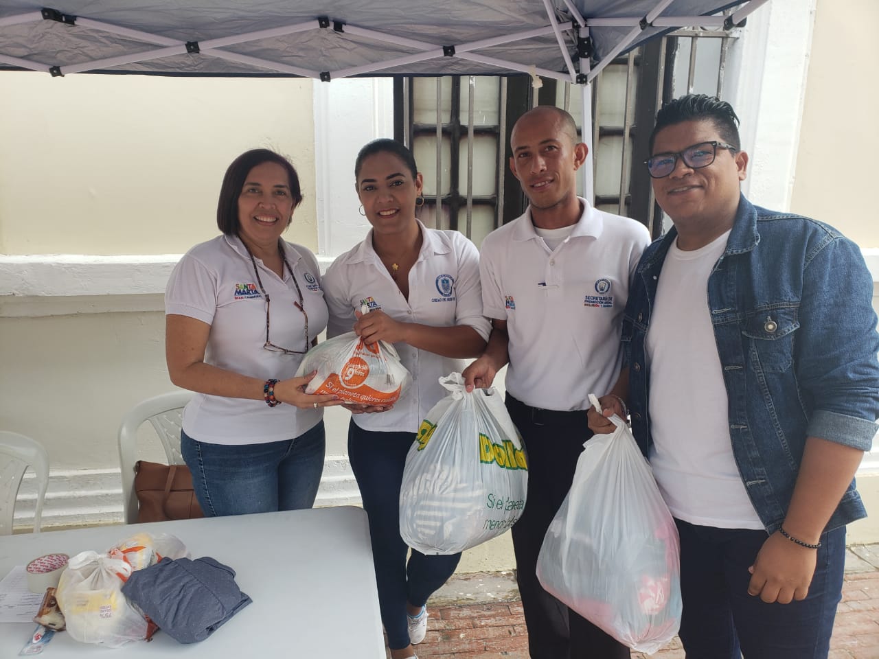 Cerca de 200 habitantes de calle y adultos mayores se benefician tras Donatón de la Alcaldía Cerca de 200 habitantes de calle y adultos mayores se benefician tras Donatón de la Alcaldía