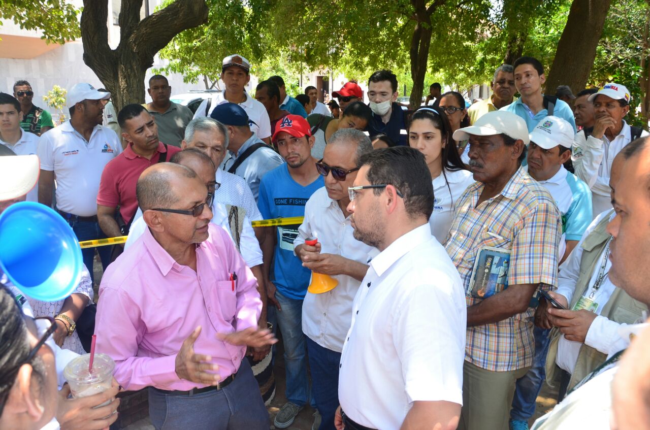Alcalde Martínez se reúne con educadores para buscar salidas a pago de retroactivo