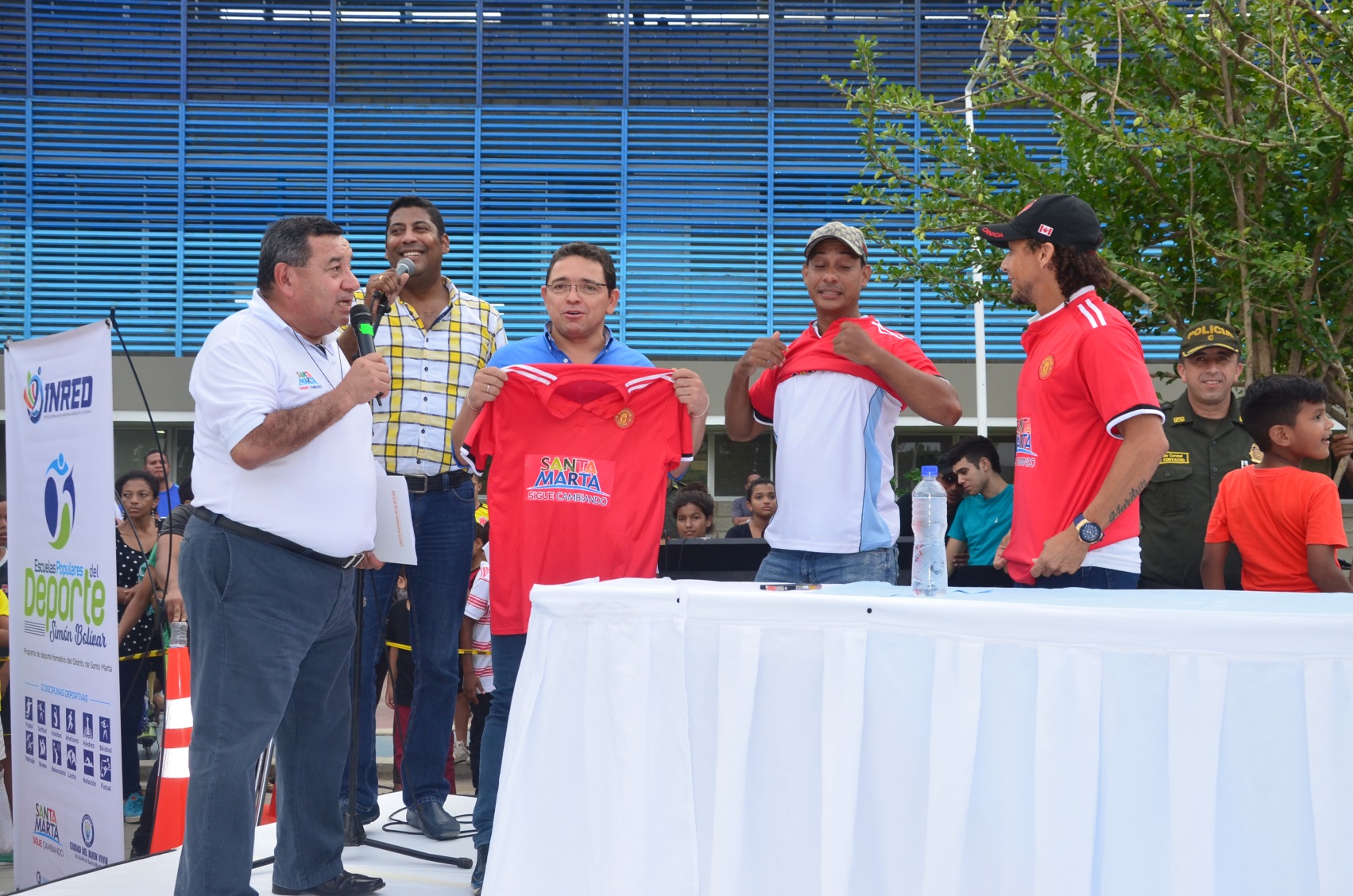 Alcalde Rafael Martínez recibió camiseta de la Selección Magdalena Sénior Máster de fútbol