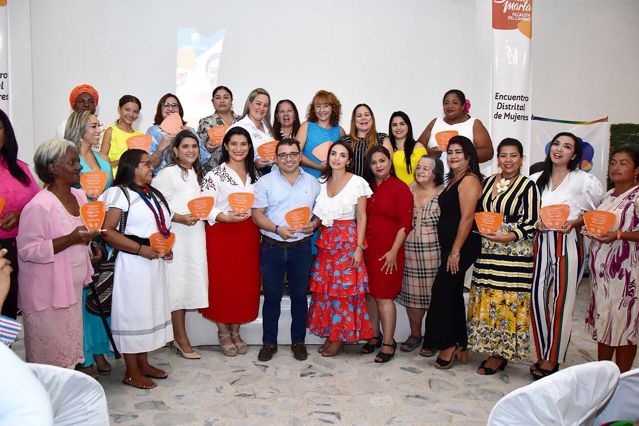 Alcalde Martínez entrega reconocimiento a 19 mujeres samarias con propósito