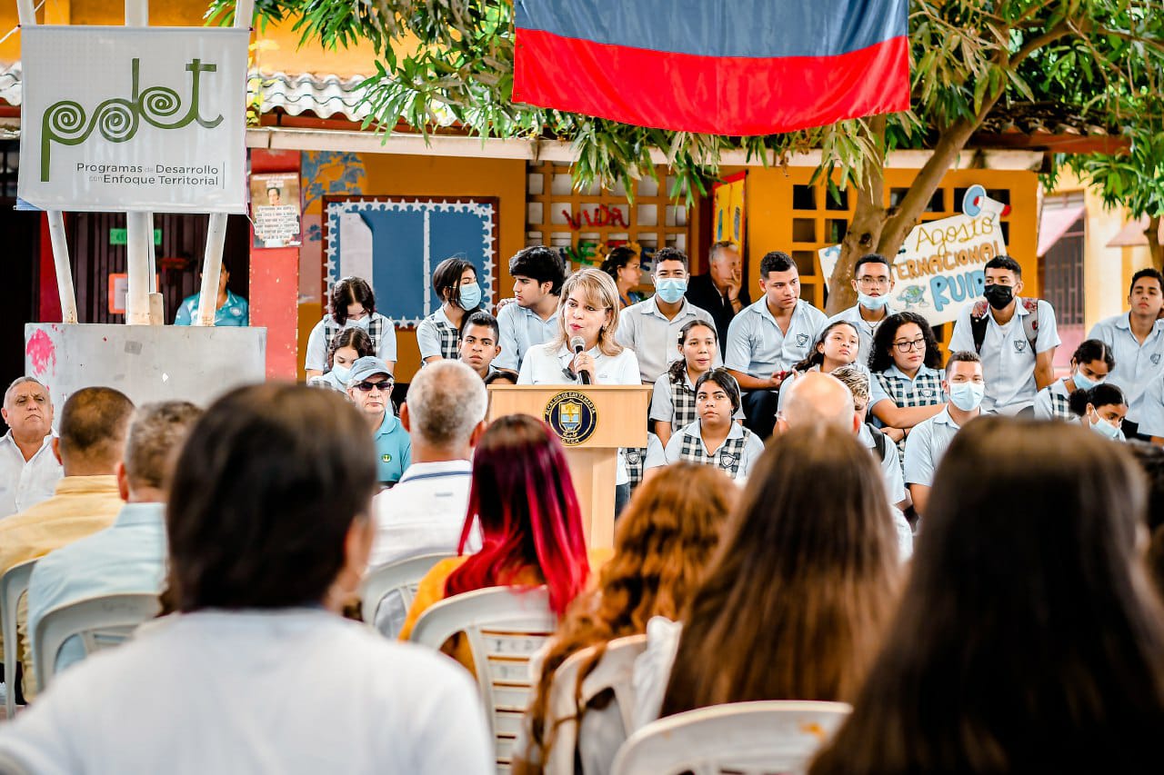 Alcaldía Distrital y ART entregaron 491 elementos tecnológicos y mobiliario para 22 sedes educativas del Distrito