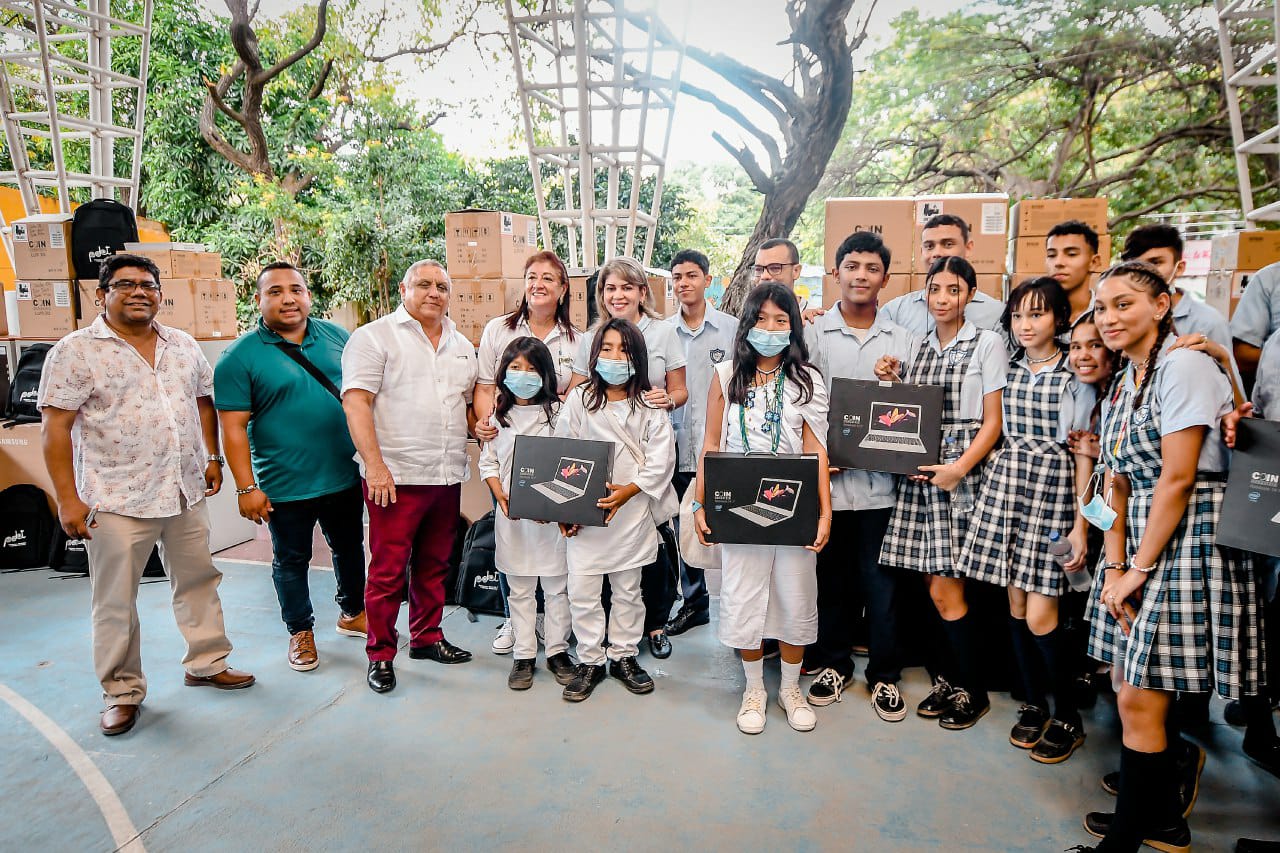 Alcaldía Distrital y ART entregaron 491 elementos tecnológicos y mobiliario para 22 sedes educativas del Distrito