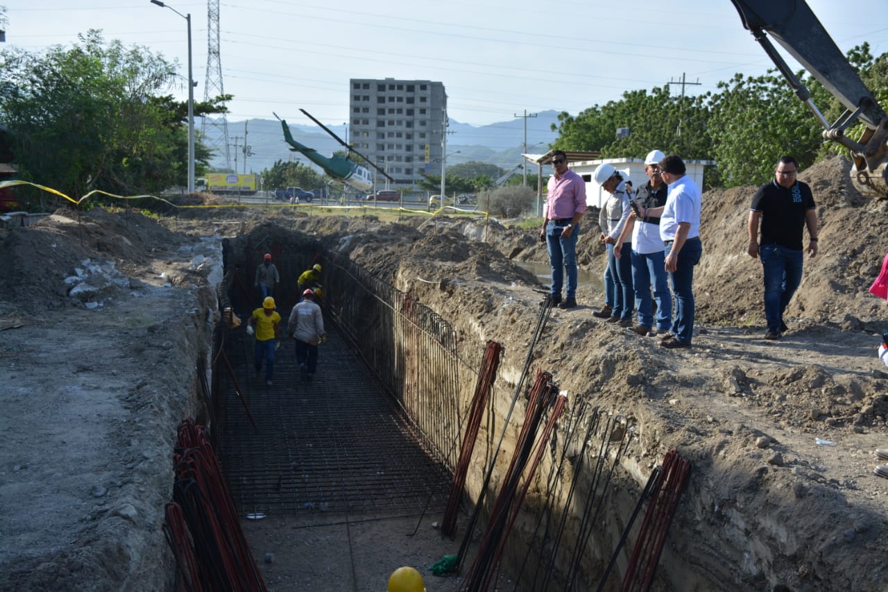 Alcalde Martínez supervisa avance de obra el Colector Pluvial de la Troncal del Caribe