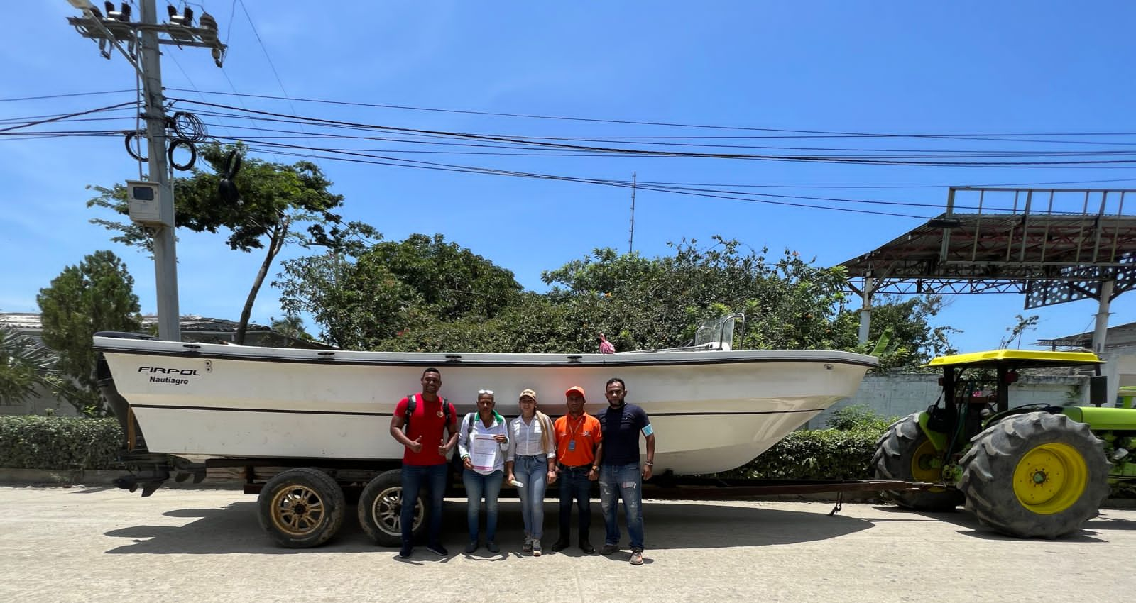 Alcaldía entrega lancha a Corporación de Playa Blanca para que continúen labores de preservación del balneario