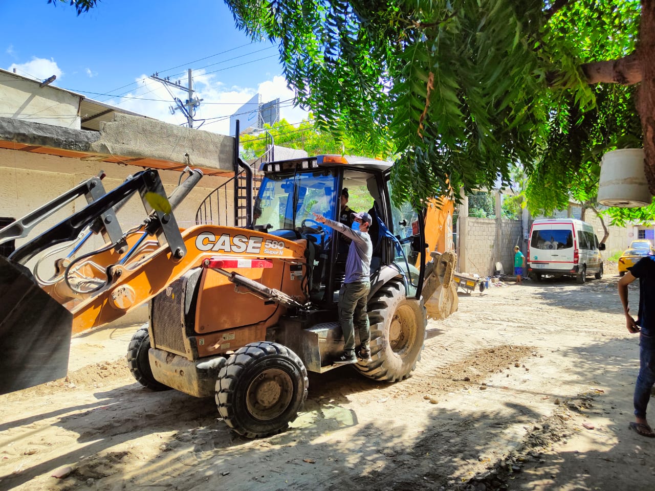 Con maquinaria amarilla Alcaldía Distrital mejoró la movilidad en el barrio Portal de las Avenidas