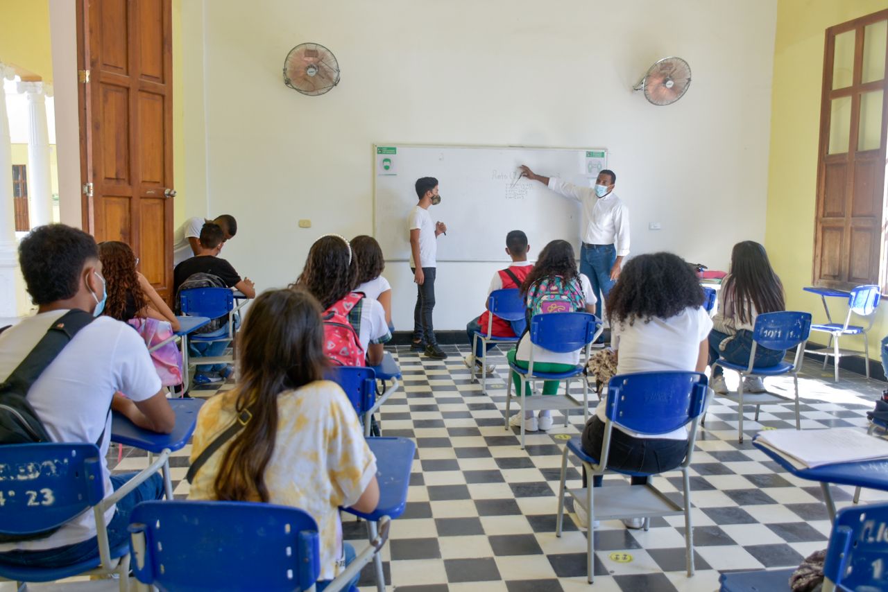 Docente en institución educativa dando clases