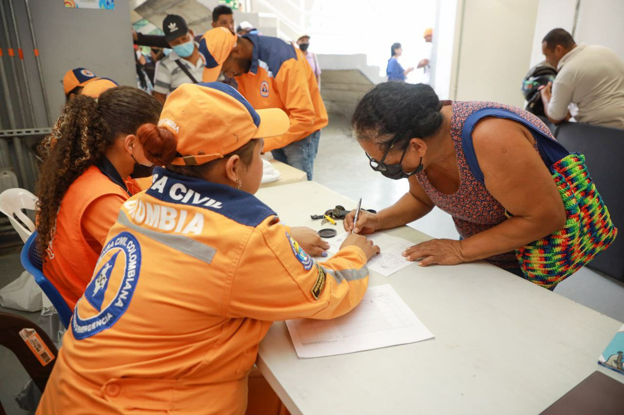 Distrito entregó mil ayudas humanitarias a las familias afectadas por la ola invernal