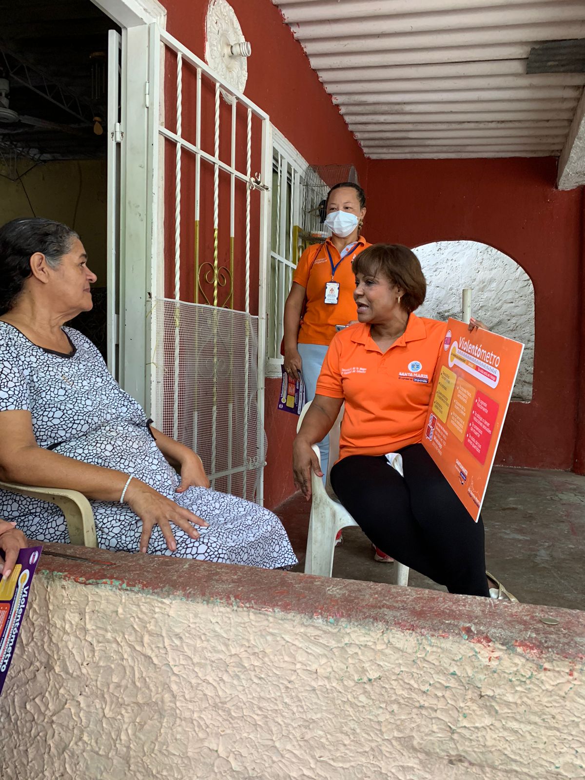 Alcaldía Distrital sensibiliza sobre violencia de género casa a casa en Los Laureles de Bonda