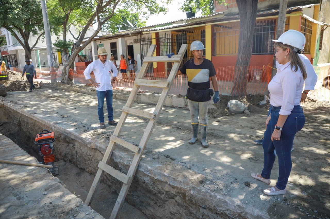 Alcaldesa Virna Jonhnson incluye nuevo tramo en la obra de la calle 14 de Gaira