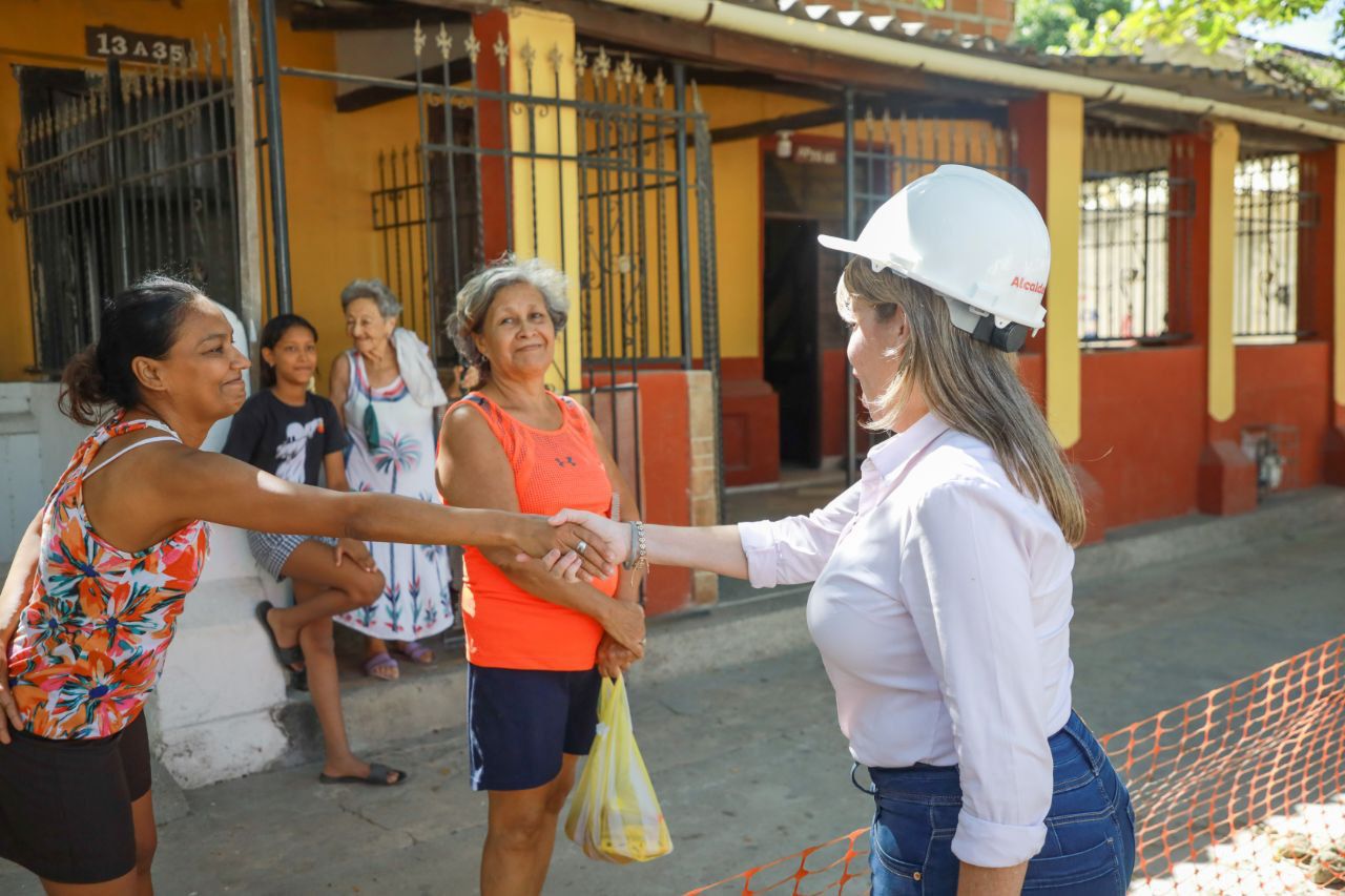 Alcaldesa Virna Jonhnson incluye nuevo tramo en la obra de la calle 14 de Gaira