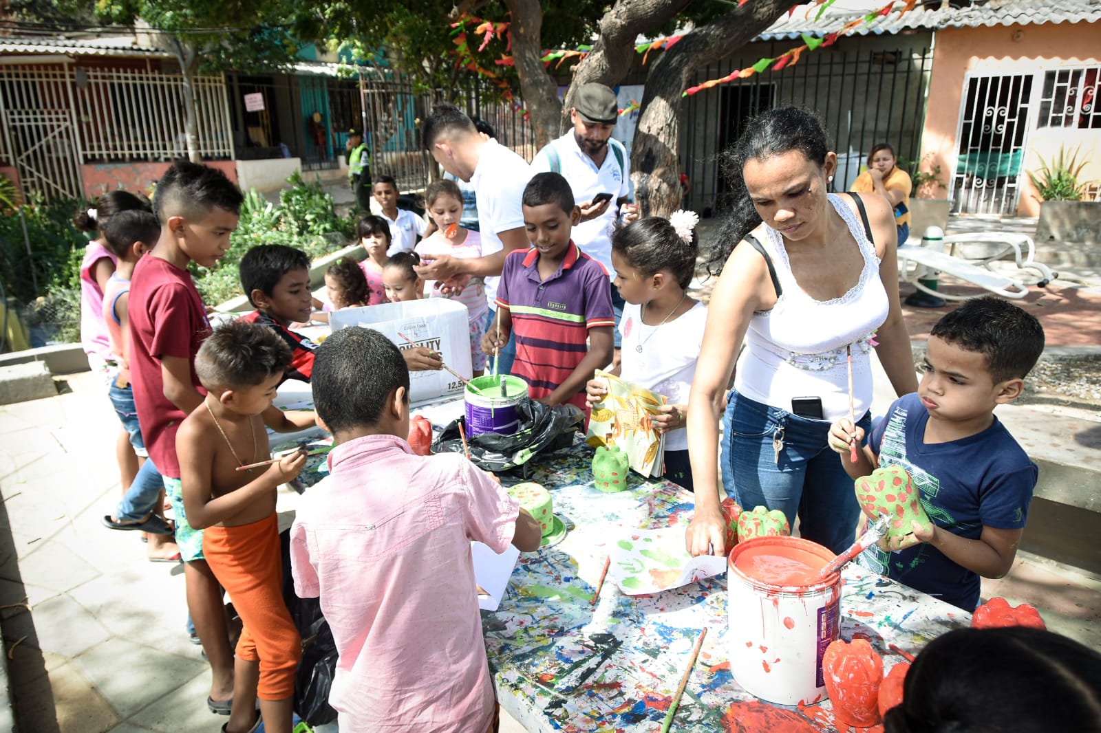 Galería Callejera en el 17 de Diciembre estuvo llena de manualidades con material reciclable Galería Callejera en el 17 de Diciembre estuvo llena de manualidades con material reciclable