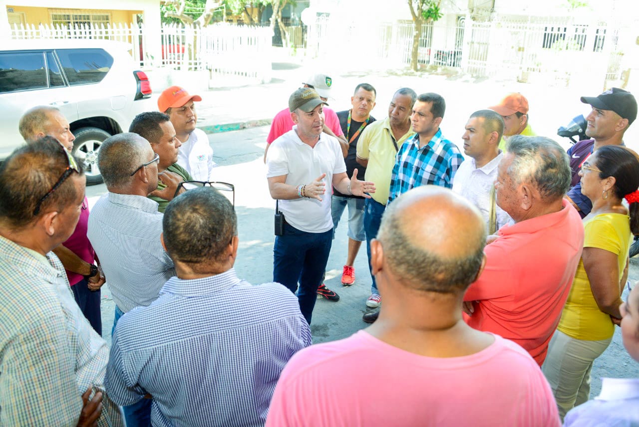 Gerente de la Essmar inicia 'Miércoles al Barrio' con habitantes de Manzanares