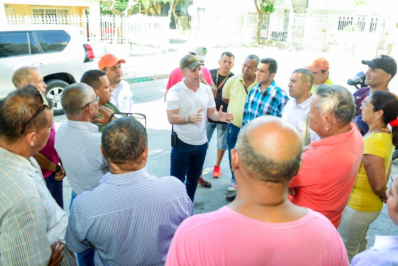 Gerente de la Essmar inicia 'Miércoles al Barrio' con habitantes de Manzanares Gerente de la Essmar inicia 'Miércoles al Barrio' con habitantes de Manzanares