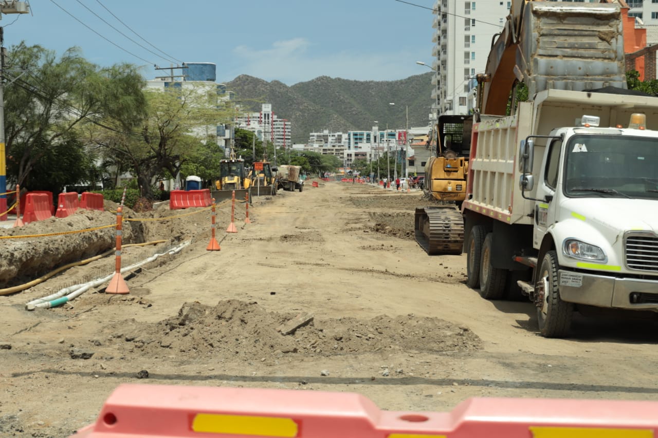 Equipo de la Alcaldía del Cambio realiza seguimiento a la obra vial de la carrera cuarta en El Rodadero