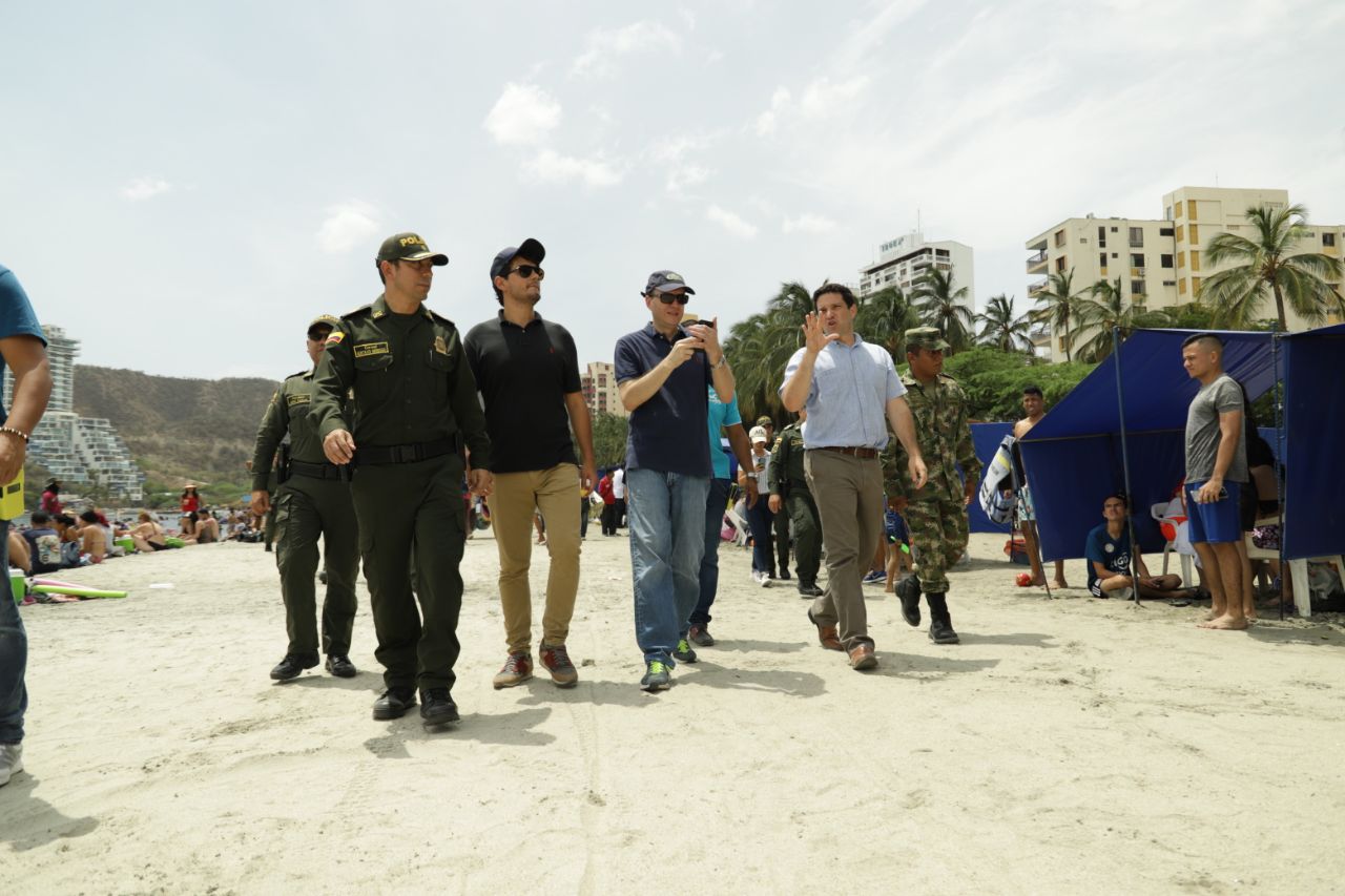 Alcalde (e) Andrés Rugeles, realizó recorrido por la playa de El Rodadero con acompañamiento interinstitucional, para hacer seguimiento a la temporada vacacional.