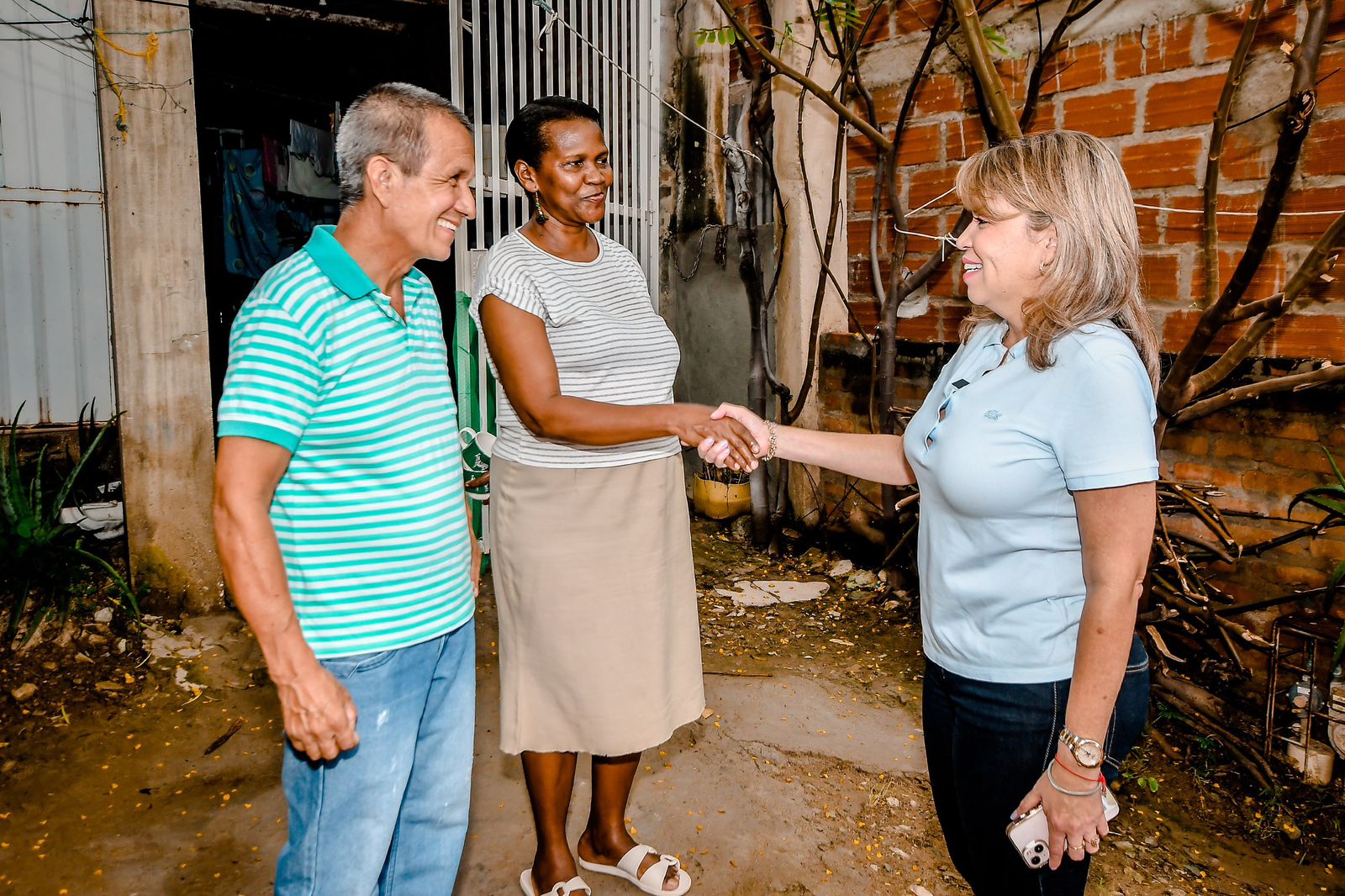 Alcaldesa Virna Johnson dio inicio a las obras de pavimentación en Nacho Vives