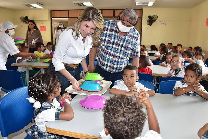 52.500 estudiantes del distrito comenzaron a recibir sus alimentos