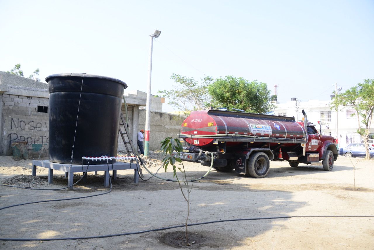 La Alcaldía y la Essmar llevan 20 mil litros de agua a la Ensenada Olaya Herrera y a la Urb. Tamacá La Alcaldía y la Essmar llevan 20 mil litros de agua a la Ensenada Olaya Herrera y a la Urb. Tamacá