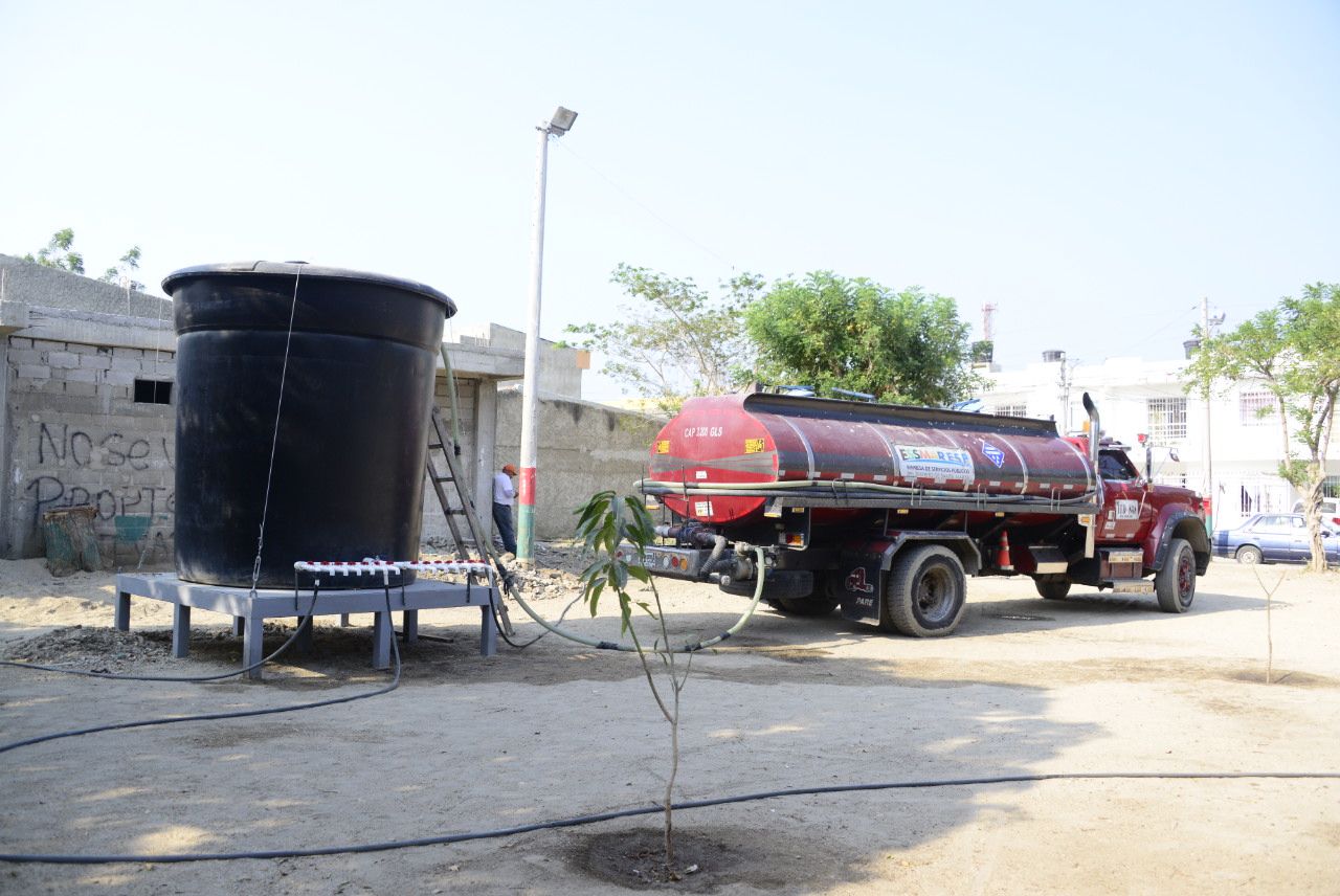 La Alcaldía y la Essmar llevan 20 mil litros de agua a la Ensenada Olaya Herrera y a la Urb. Tamacá