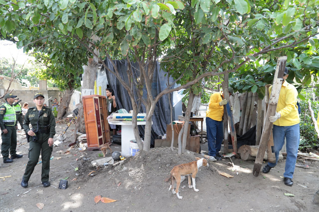 Distrito desaloja vivienda artesanal ubicada a 2 metros del río Manzanares