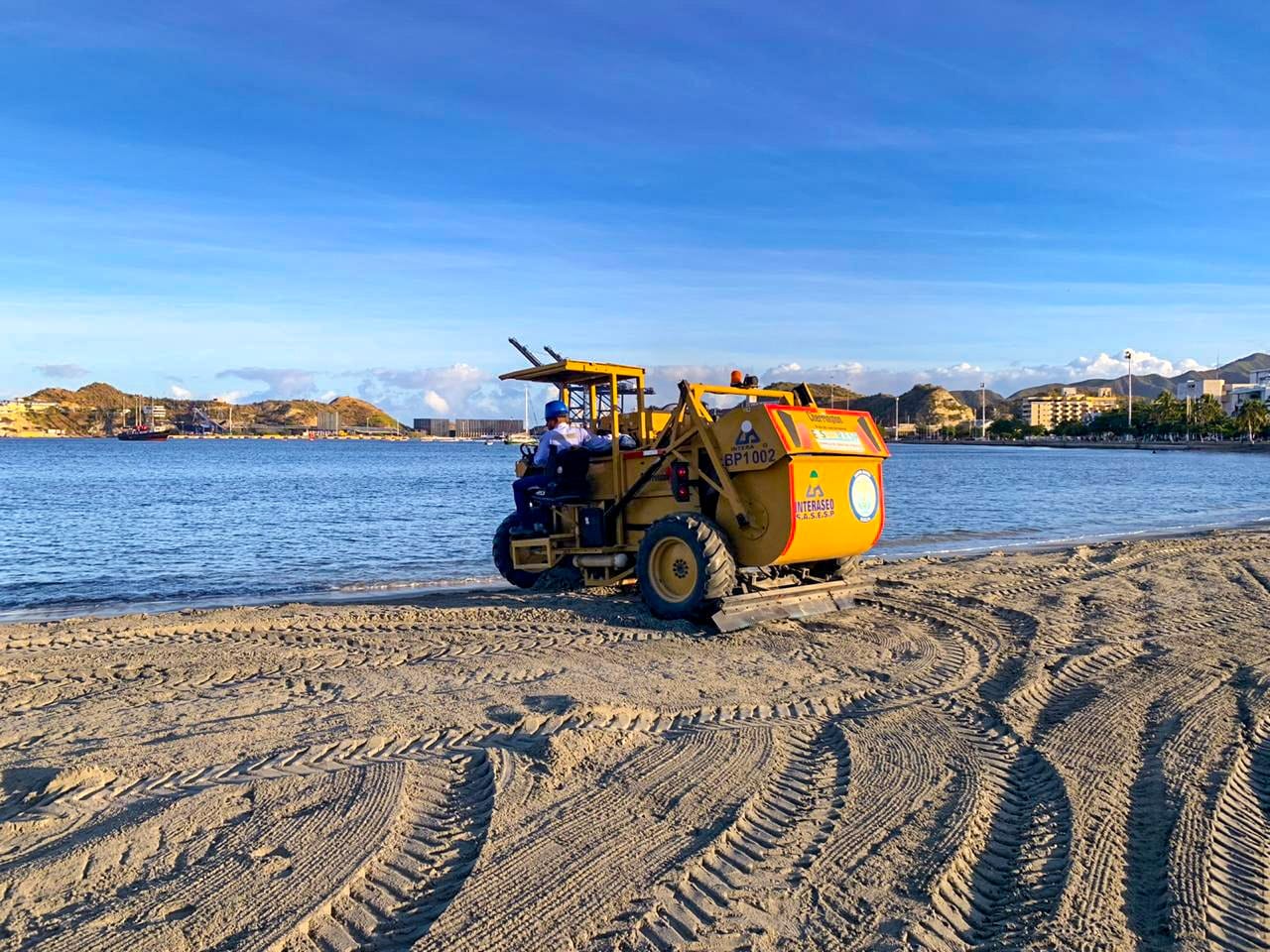 Essmar realiza limpieza y oxigenación de playas en la Bahía