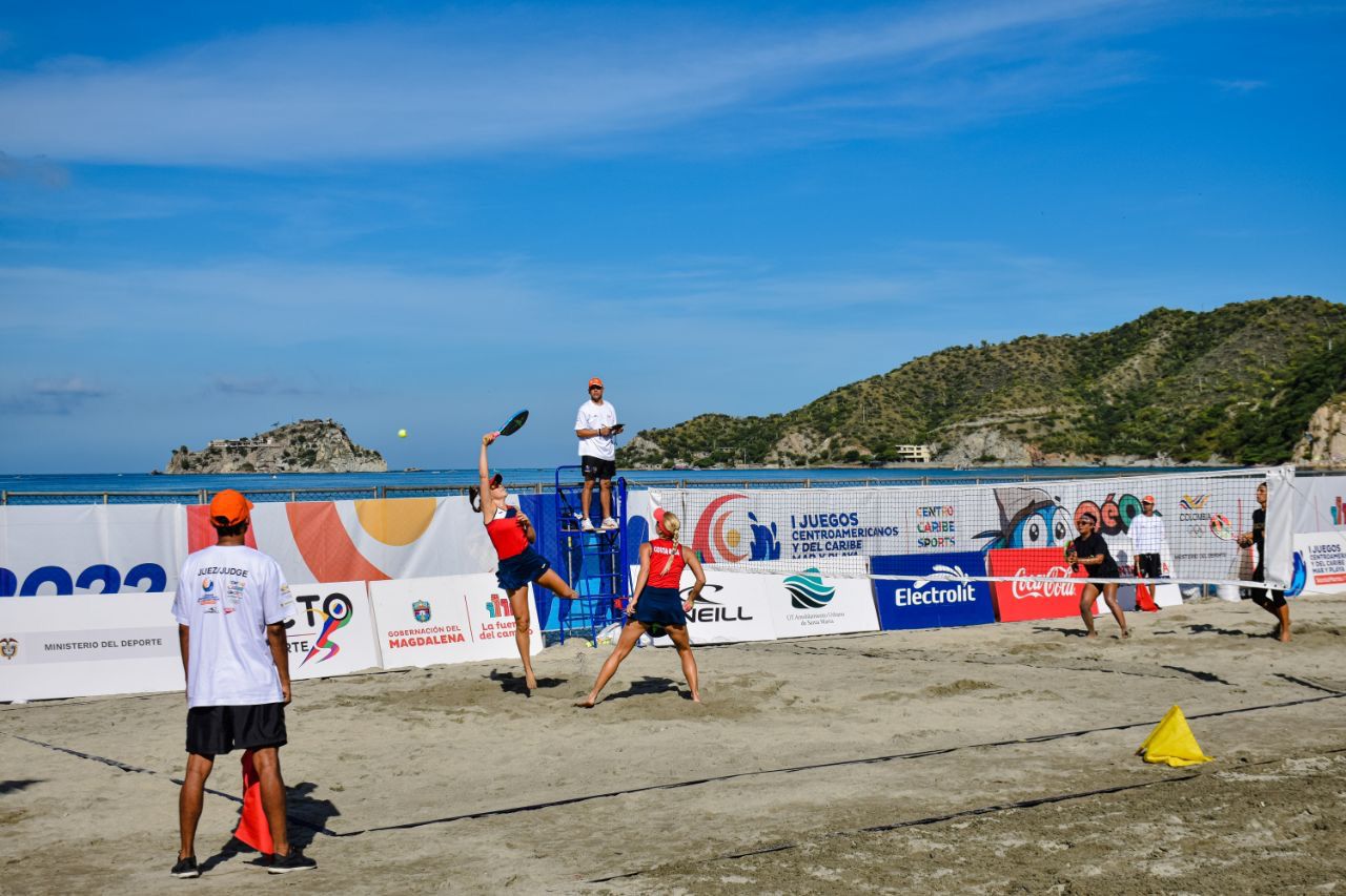 Listos los finalistas de tenis playa en los Juegos Centroamericanos y del Caribe de Mar y Playa 2022.