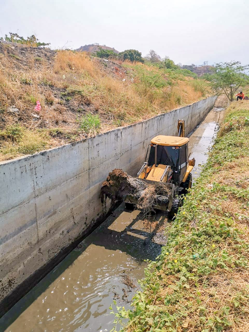 Essmar limpia canal pluvial de María Cristina