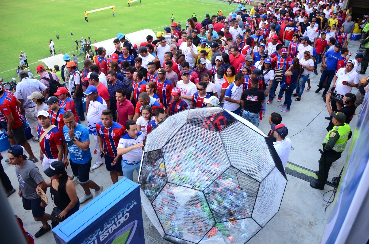 Alcaldía y más de 5 mil samarios desplastifican graderías del estadio con recolección de 6 mil botellas