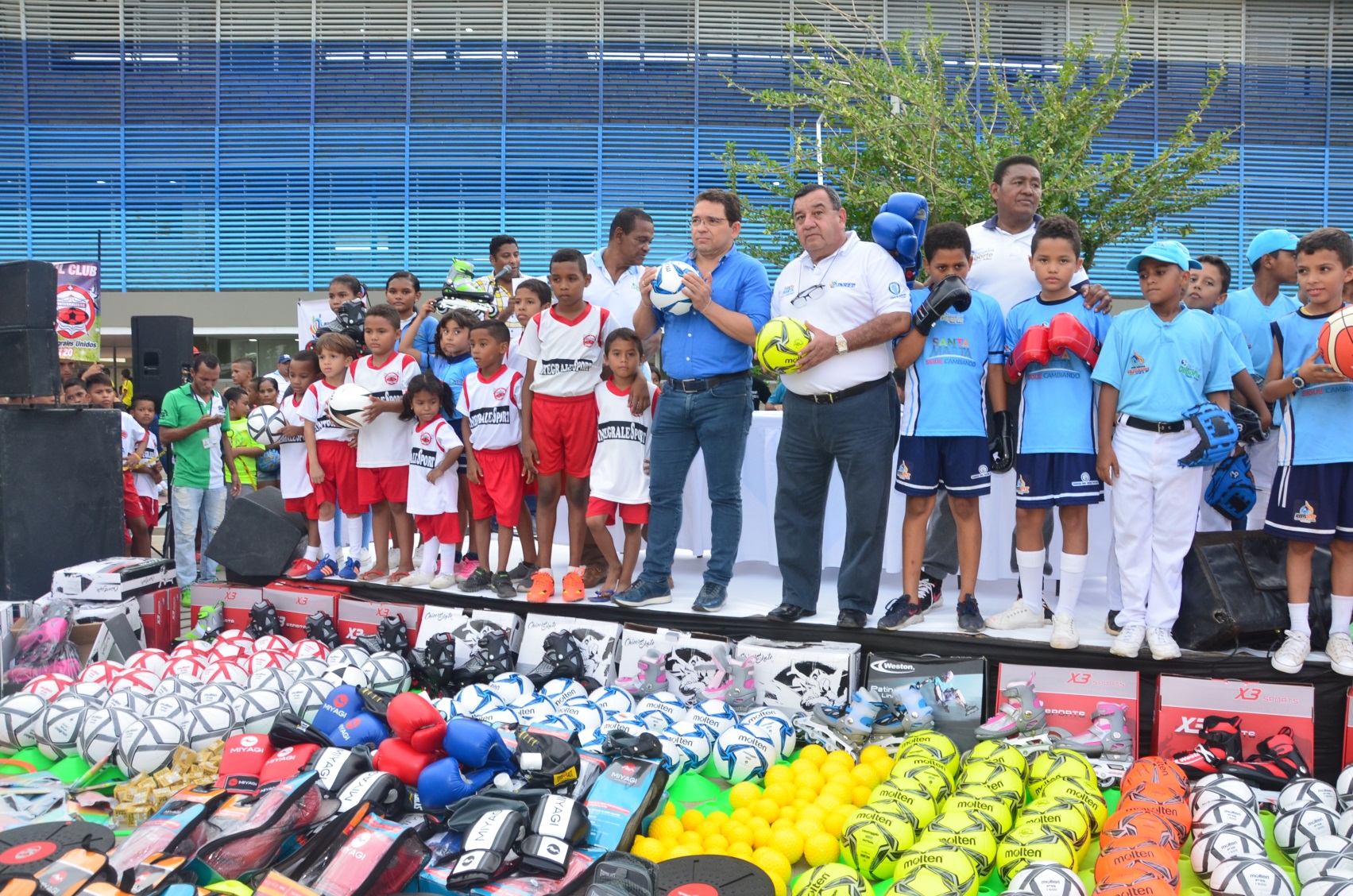 Alcalde Martínez entregó nueva implementación a las Escuelas Populares del Deporte