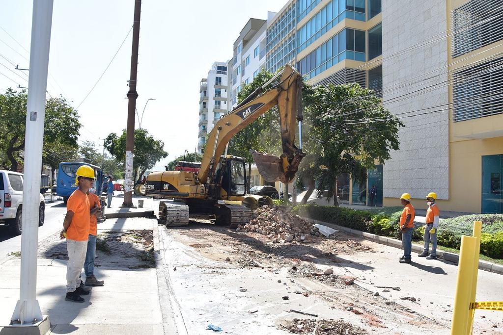 Alcaldesa Virna Johnson dio inicio a trabajos de rehabilitación de la Avenida del Ferrocarril en el puente El Mayor