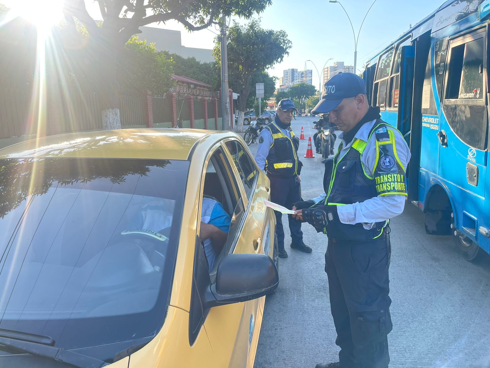 Alcaldía implementa operativos para verificar uso del taxímetro y evitar excesos en el cobro de la tarifa de taxis