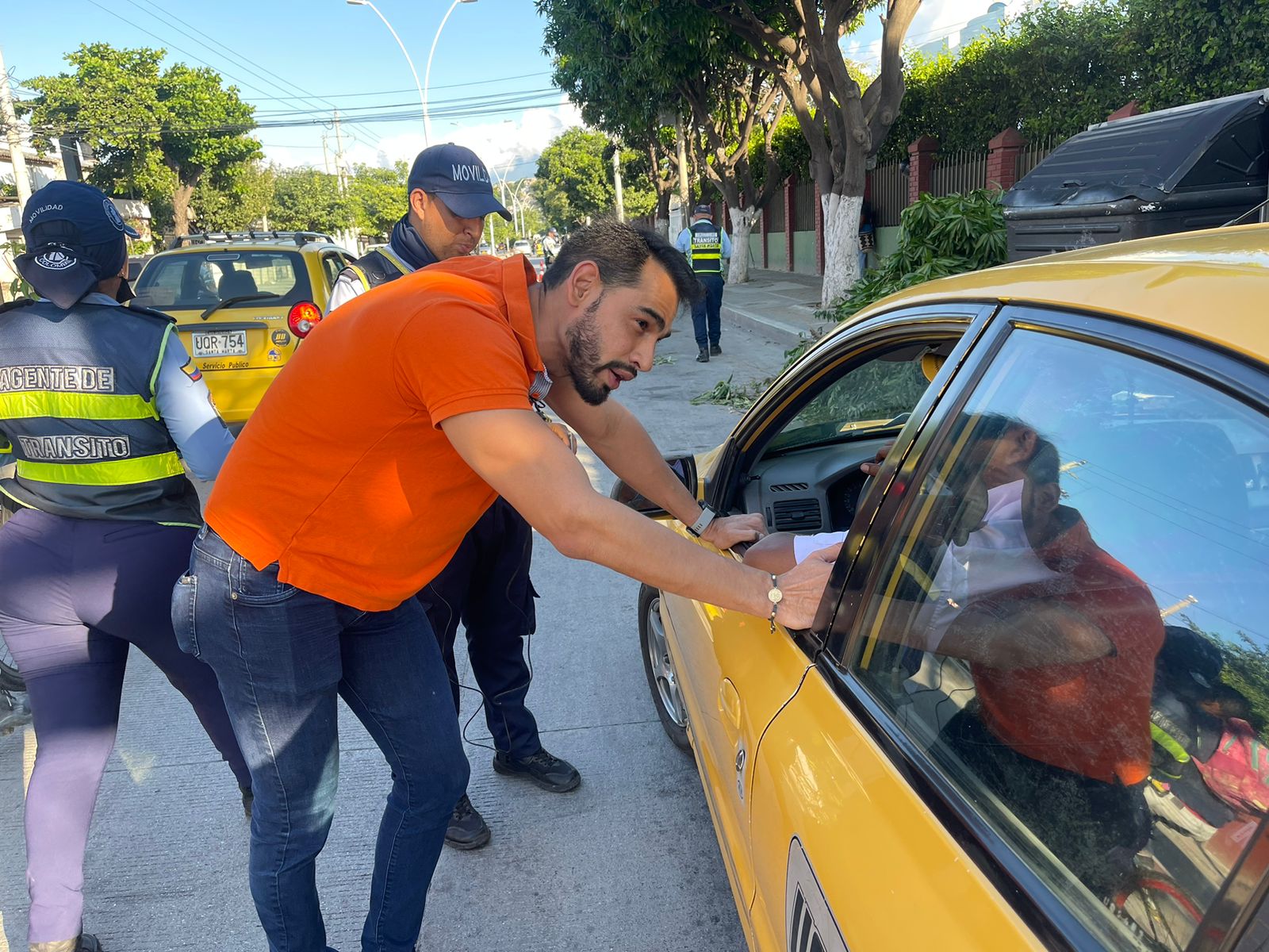 Alcaldía implementa operativos para verificar uso del taxímetro y evitar excesos en el cobro de la tarifa de taxis