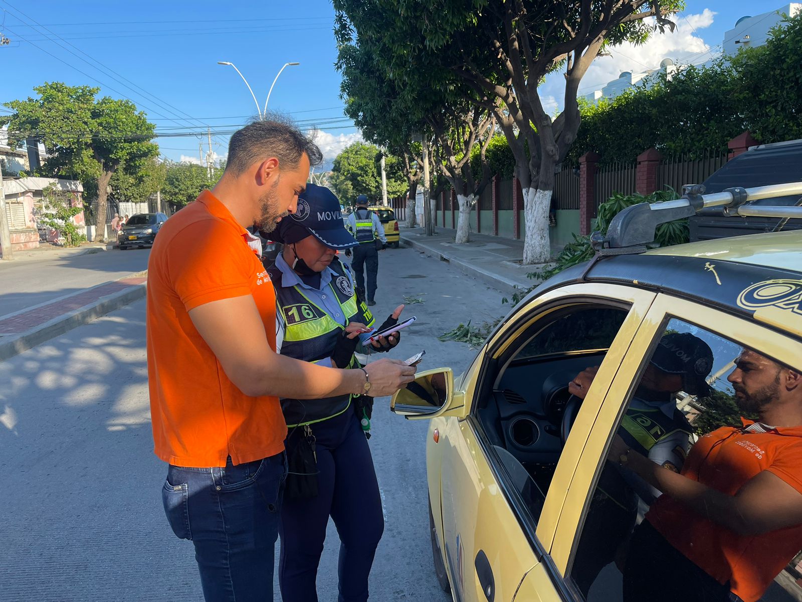 Alcaldía implementa operativos para verificar uso del taxímetro y evitar excesos en el cobro de la tarifa de taxis