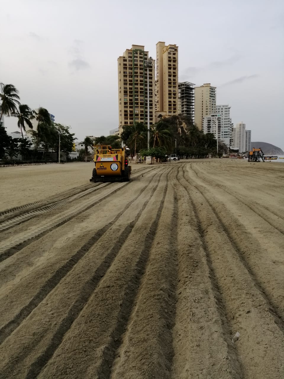 Essmar realiza oxigenación en playas de El Rodadero y aseo general en parques y avenidas de Santa Marta