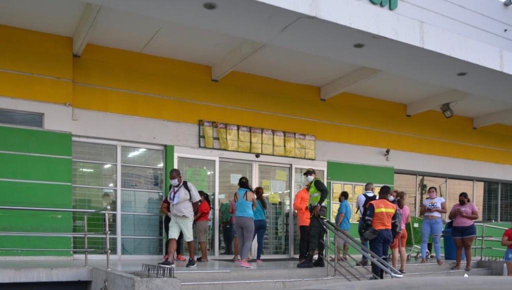 Supermercados cumplen medida del pico y cédula para compras en Santa Marta Supermercados cumplen medida del pico y cédula para compras en Santa Marta