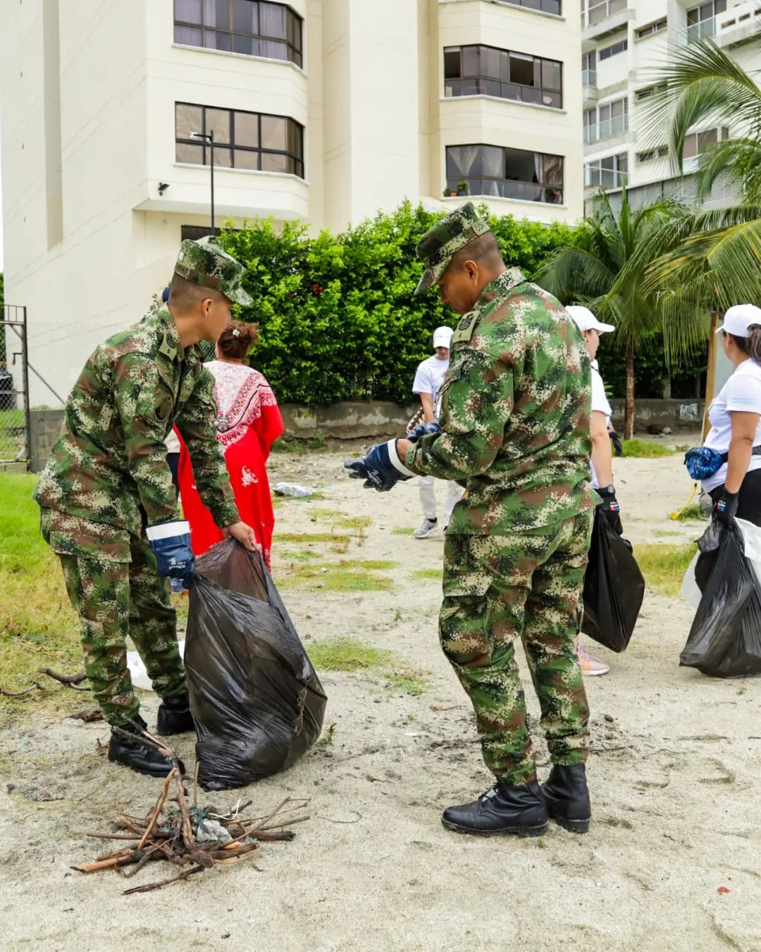 Alcaldía Distrital acompañó jornada de limpieza en el sector de Los Cocos