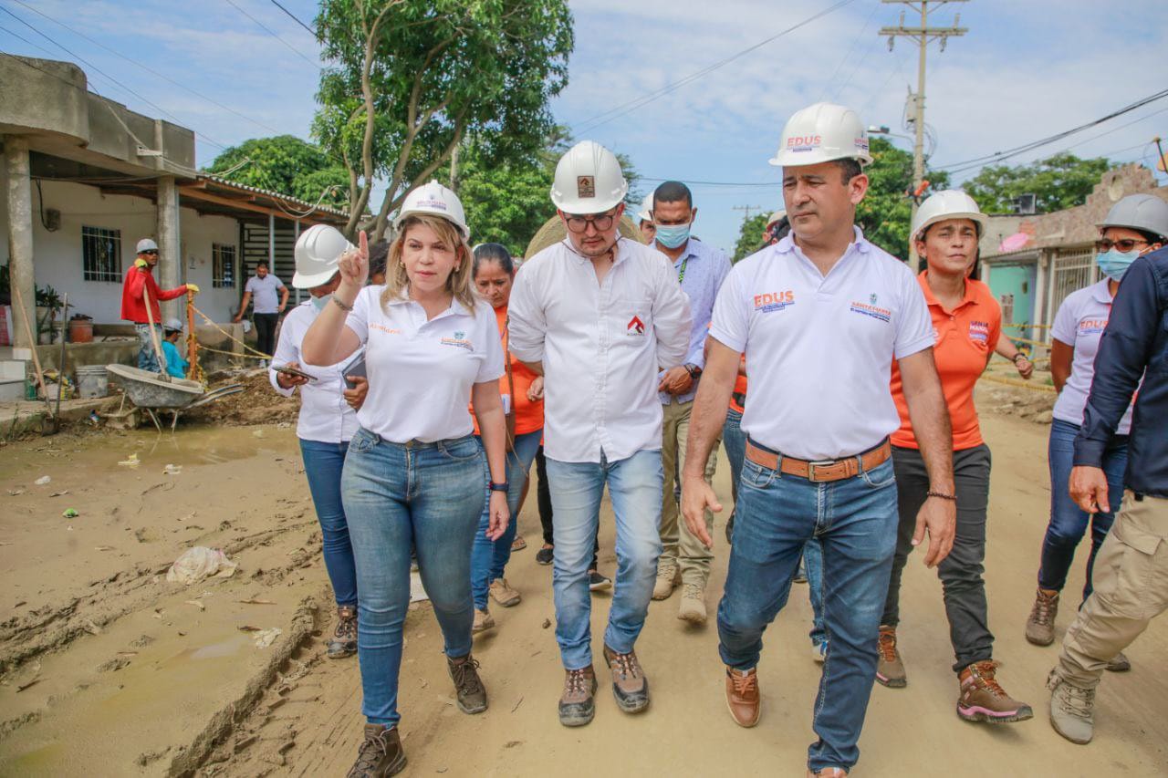 La alcaldesa Virna Johnson constata avances de obras en Timayuí y 11 de Noviembre