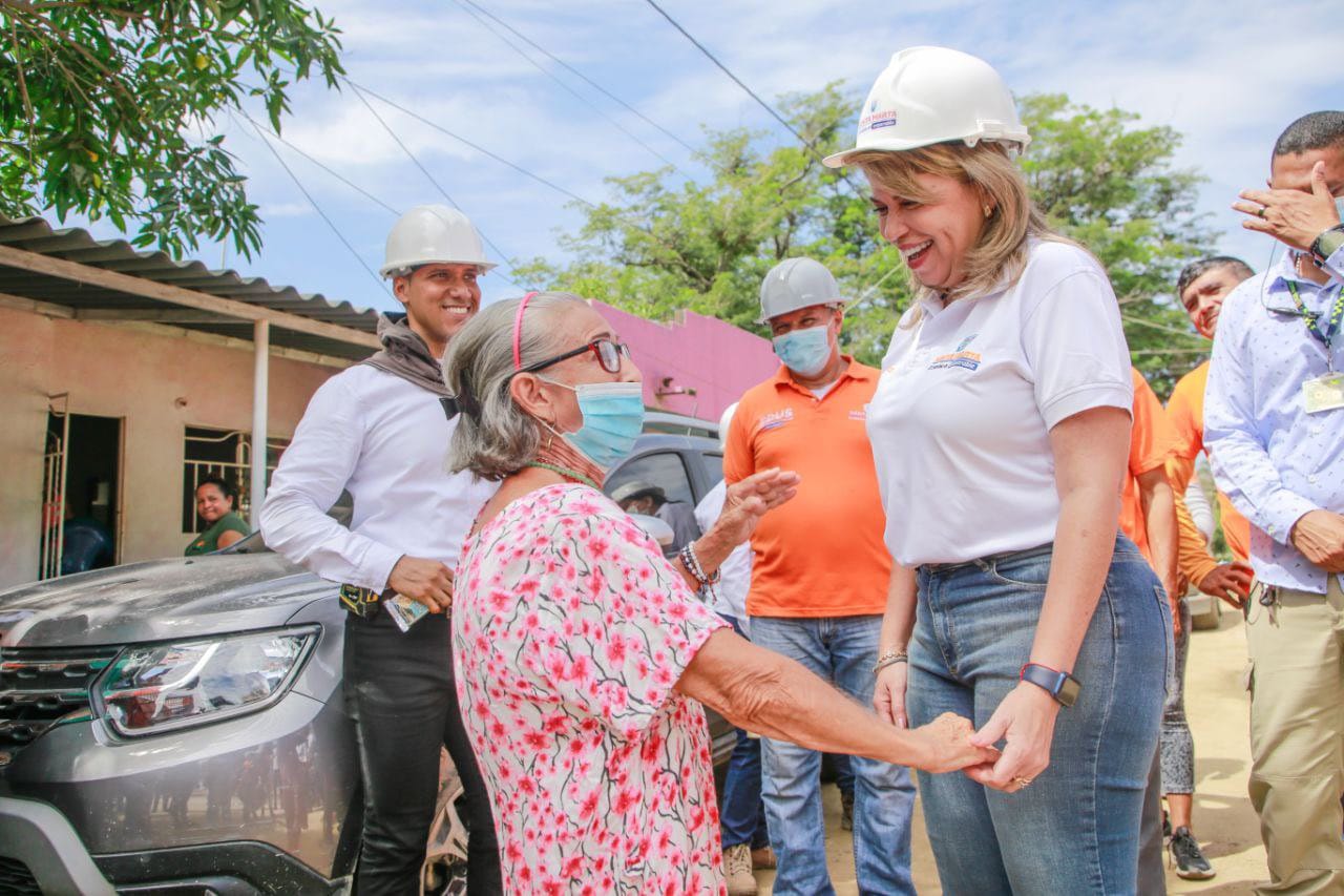 La alcaldesa Virna Johnson constata avances de obras en Timayuí y 11 de Noviembre