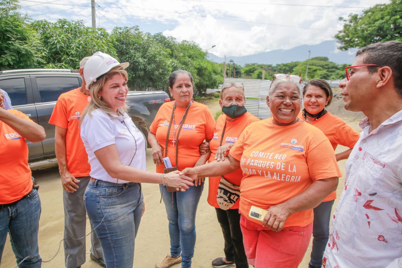 La alcaldesa Virna Johnson constata avances de obras en Timayuí y 11 de Noviembre