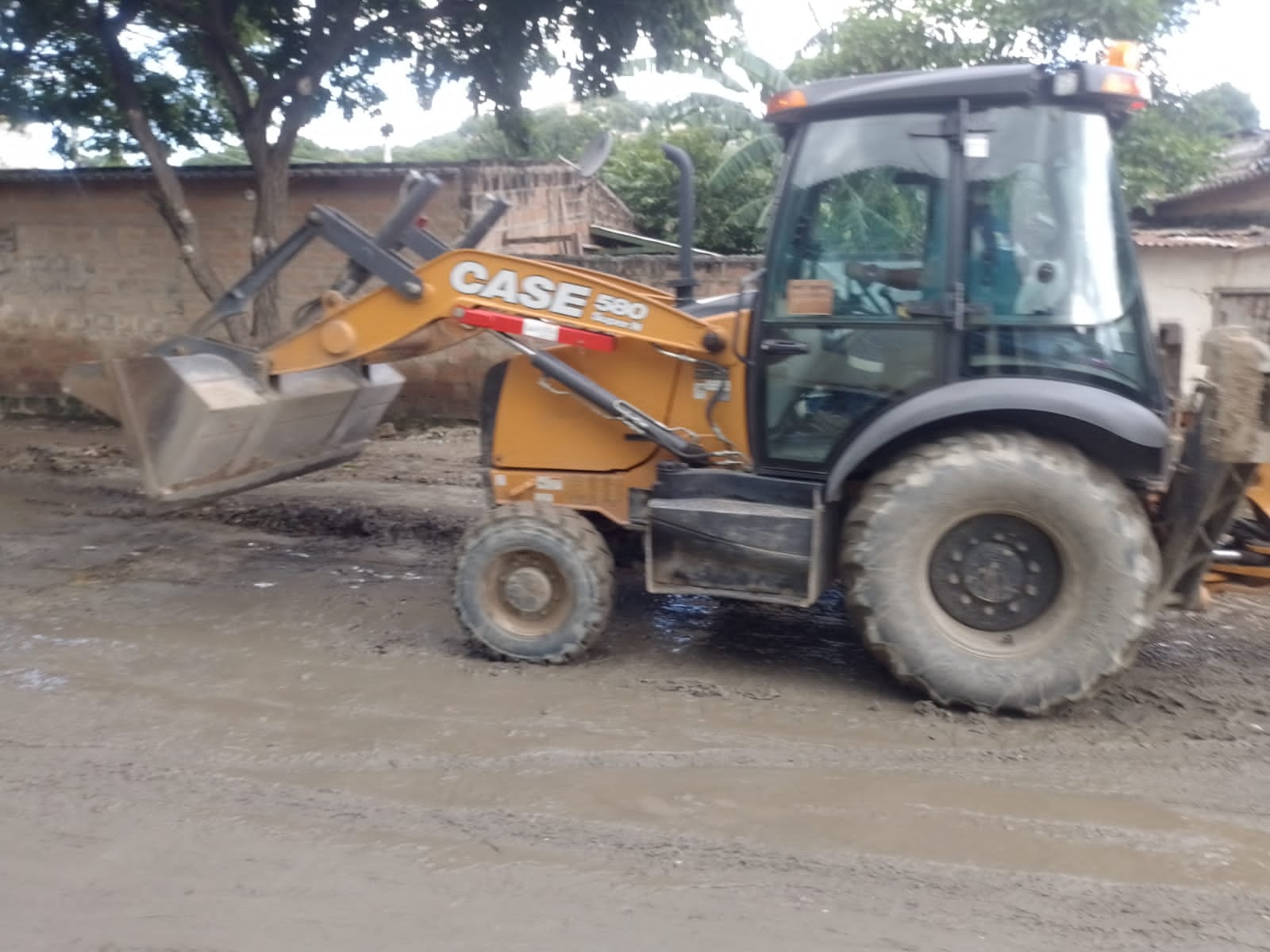 Distrito remueve material rocoso y lodo en el barrio Las Malvinas tras afectaciones por la temporada de lluvias